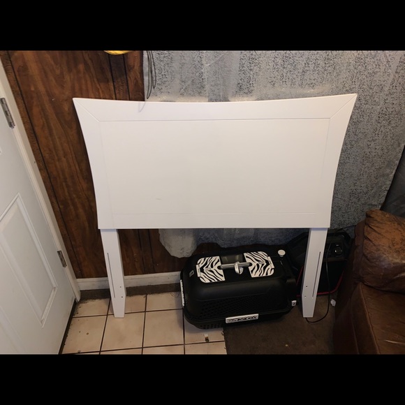 White twin/full size bed frame